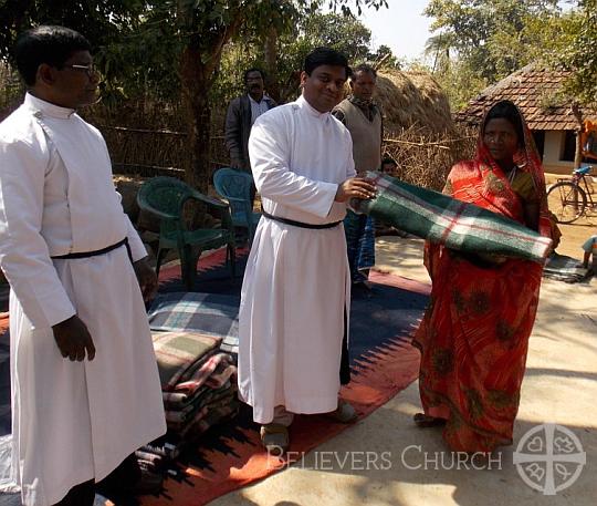 Poor Community Receives Blankets from Jasidih Diocese