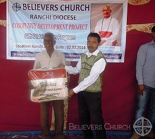 100 People Receive Blankets in Ranchi Diocese 