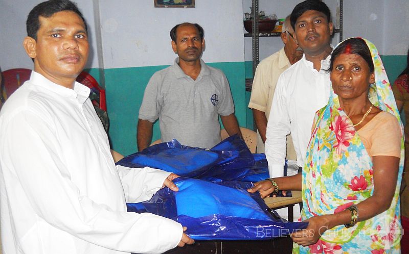 100 People in a Slum Receives Medicated Mosquito Nets in Diocese of Patna