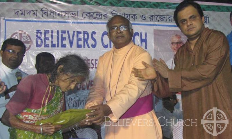 Tourism Minister Inaugurates Mosquito Net Distribution in Diocese of Kolkata