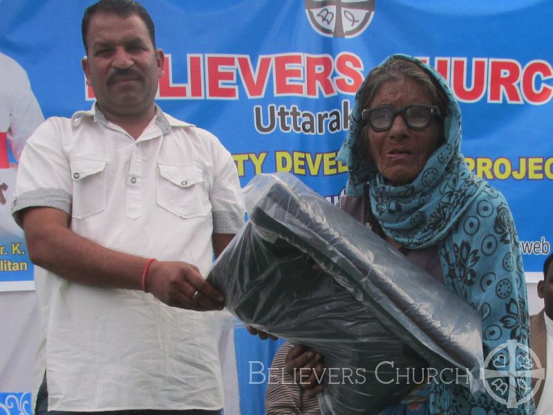 120 People Receive Blankets in Uttarakhand 