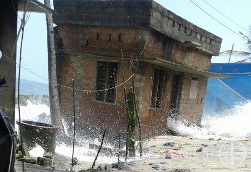 Families Affected by High Tidal Waves Receive Food Supplies in Diocese of Niranam