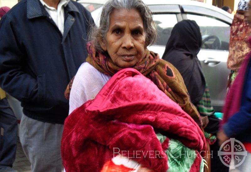 Minister Distributes Mosquito Nets and Blankets to Over 1,000 Poor People in Diocese of Lucknow